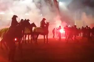 HRVATSKI NAVIJAČI NAPRAVILI HAOS U ČEŠKOJ: Pogledajte žestok sukob Bed blu bojsa i policije ispred stadiona u Plzenju (VIDEO)