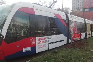 CRVENO-BELA VOŽNJA KROZ PRESTONICU: Fudbaleri se vozili tramvajem sa navijačima kroz Beograd