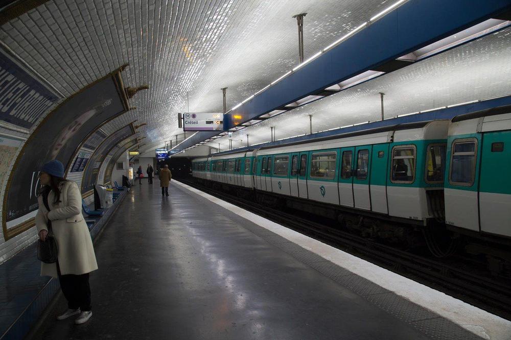 NAPAD KISELINOM U PARIZU: Putnik spržen u metrou, napadač u bekstvu!