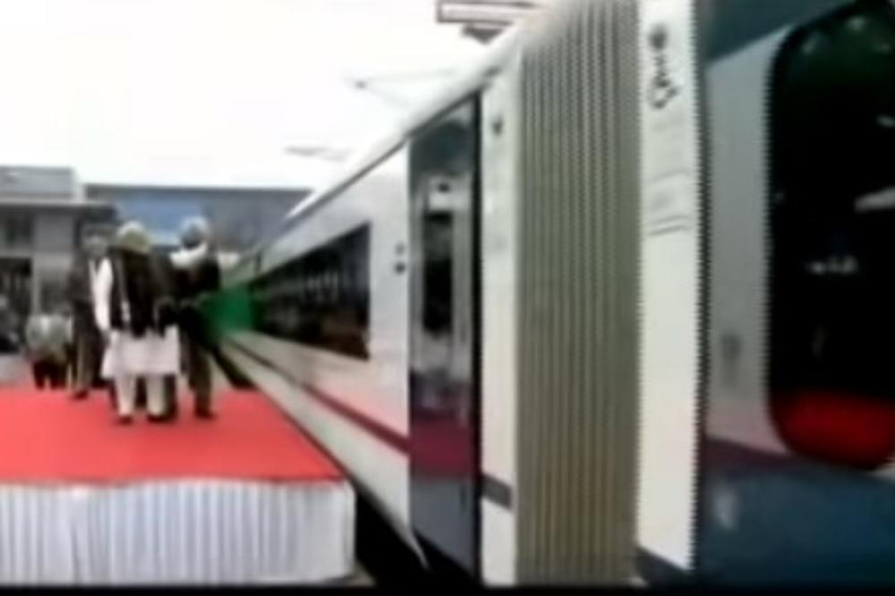 DŽABA BRZI VOZ KADA JE KRAVA SPORA: Neviđen fijasko na prvom putovanju čuda indijskih železnica (VIDEO)
