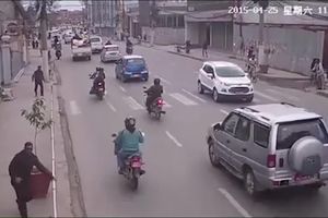NEVIĐENO DO SADA! Ljudi zaustavljaju automobile i puze po ulici, dok zemljotres jačine od 7,8 stepeni po Merkalijevoj skali TRESE TLO POD NOGAMA! (VIDEO)