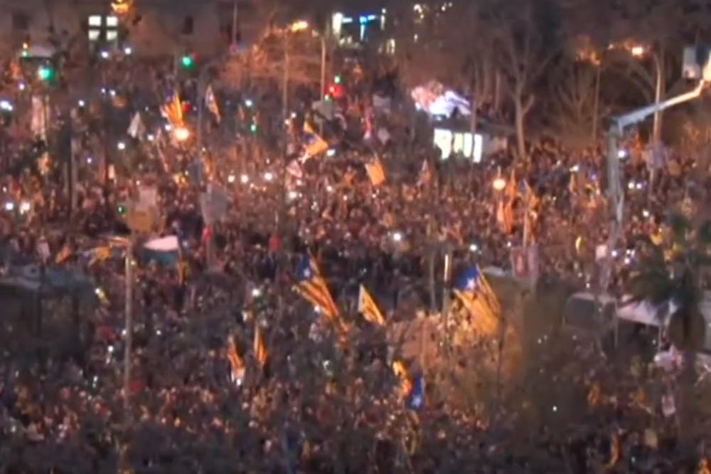 KATALONCI TRAŽE SLOBODU ZA SVOJE LIDERE: Na protestu u Barseloni 200.000 građana (VIDEO)