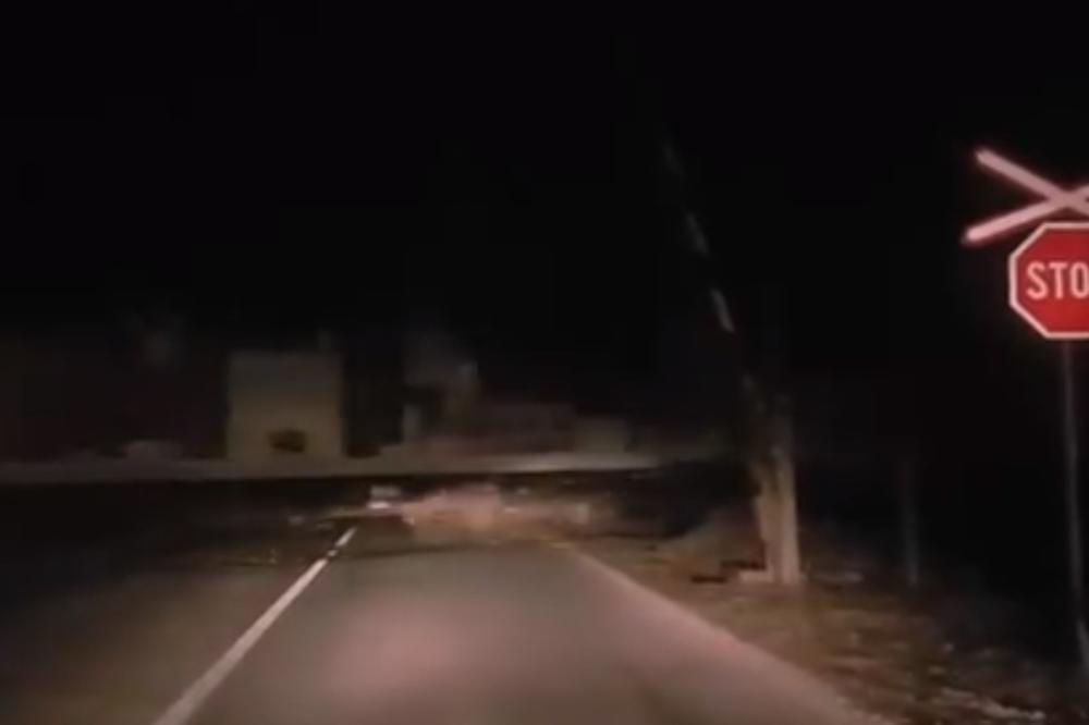 JOŠ JEDAN ŠOK SNIMAK KRUŽI DRUŠTVENIM MREŽAMA: Podignuta rampa na pružnom prelazu u blizini Pančeva, voz uveliko prolazi! (VIDEO)
