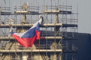 ŠALA ILI PROVOKACIJA? Ruska zastava se zavijorila u britanskom gradu gde su otrovani Skripaljevi (FOTO)