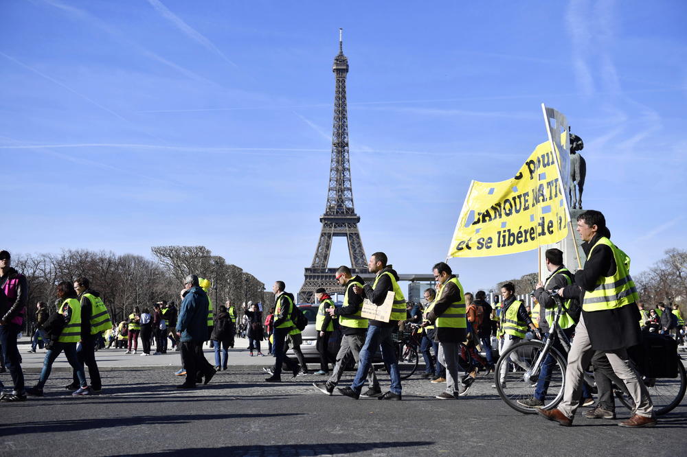 ŽUTI PRSLUCI GUBE POPULARNOST: Sve više Francuza za okončanje protesta!