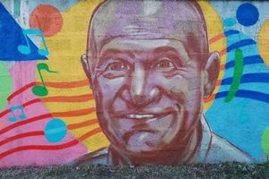 ŠABAN JE UVEK BIO NASMEJAN: Mural sa likom legende narodne muzike osvanuo u Šapcu! (VIDEO)
