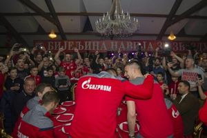 BIJELJINA NAVIJA ZA ZVEZDU: Crveno-belo veče! Fudbaleri šampiona Srbije u provodu sa navijačima (VIDEO)