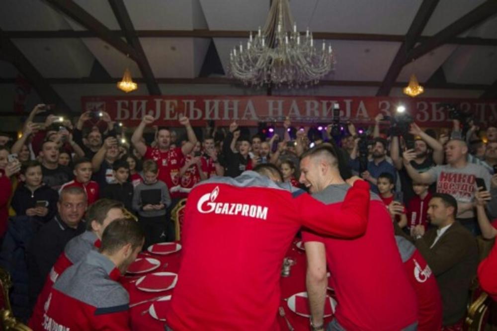 BIJELJINA NAVIJA ZA ZVEZDU: Crveno-belo veče! Fudbaleri šampiona Srbije u provodu sa navijačima (VIDEO)