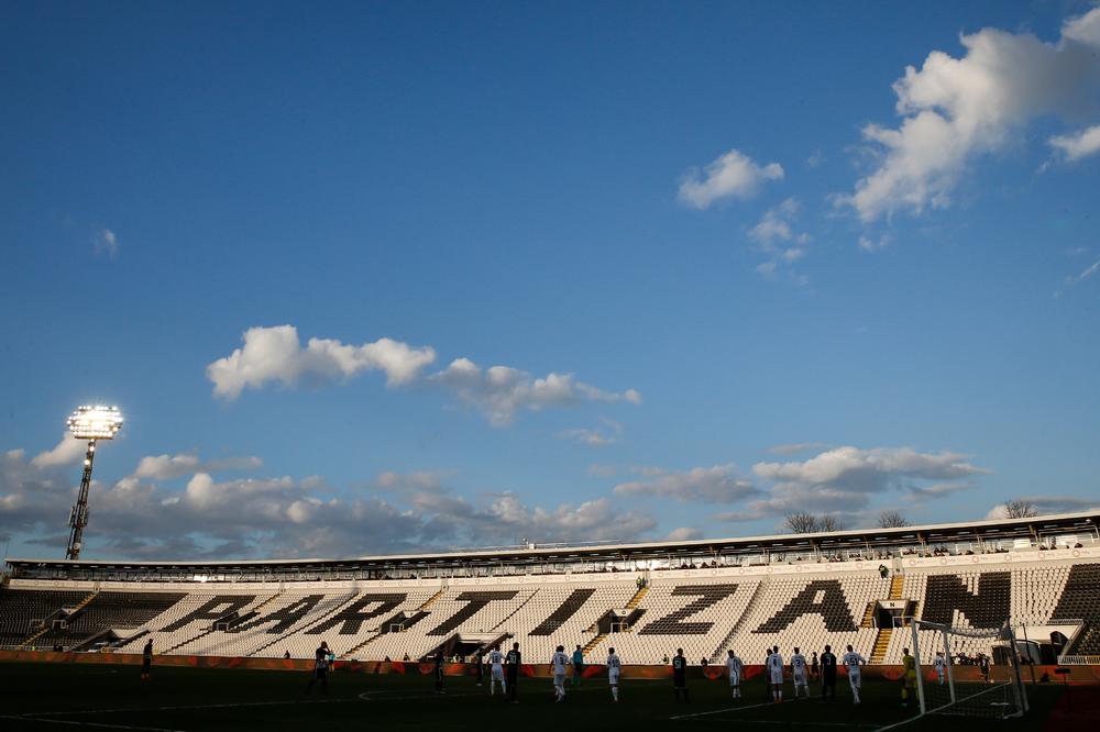 TUŽNIJE NE MOŽE! RUŽAN PRIZOR U HUMSKOJ ULICI! Navijači Partizana napustili stadion, na tribinama ostao mali broj ljudi!