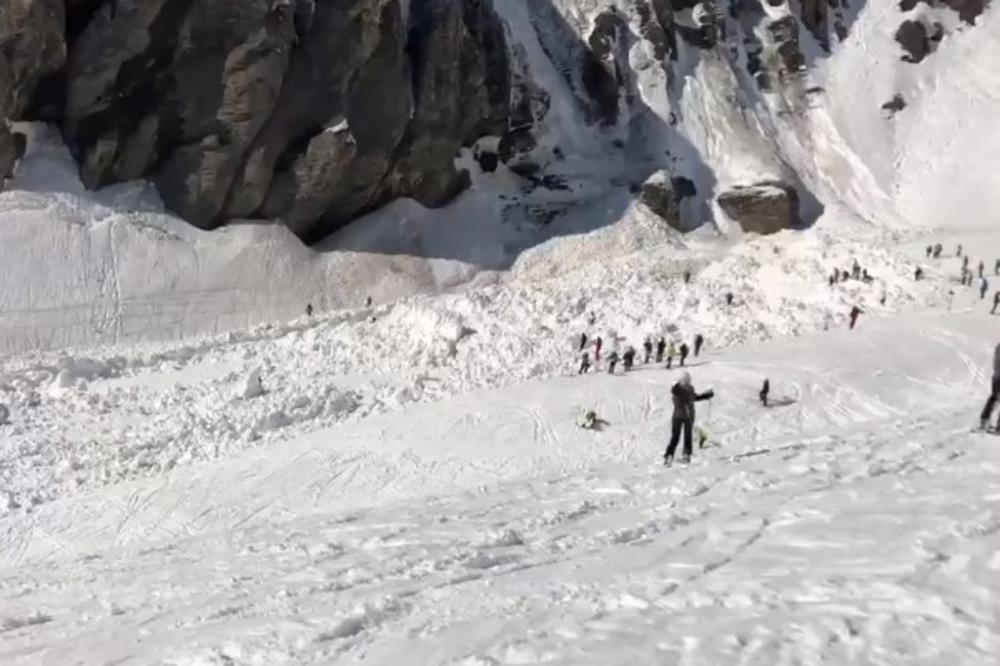 ZATRPALE IH TONE SNEGA, USPELI DA IH IZVUKU ŽIVE: Spaseni svi skijaši iz lavine u Švajcarskoj (VIDEO)