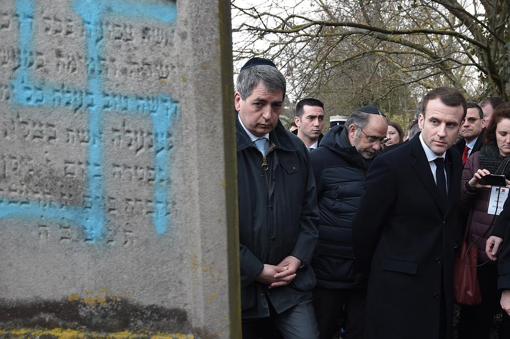 NACISTIČKI SIMBOLI OSVANULI NA JEVREJSKIM GROBOVIMA: Čitavo groblje oskrnavljeno u Francuskoj dok se širom zemlje protestuje zbog antisemitizma!