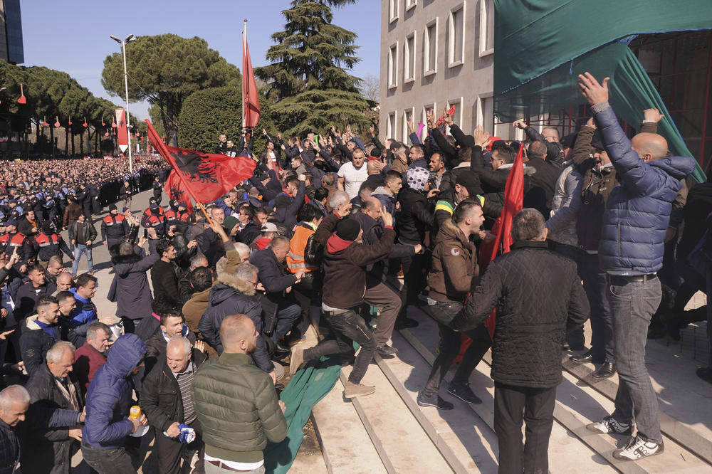 EU I SAD POZIVAJU ALBANSKU OPOZICIJU: Izbegavajte nasilje, nemojte da bojkotujete parlament
