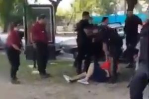 HRABAR I LUD DO DASKE: Navijač Boke džogirao u leglu pristalica Rivera! Policija ga spasla žestokih batina! Pogledajte (VIDEO)