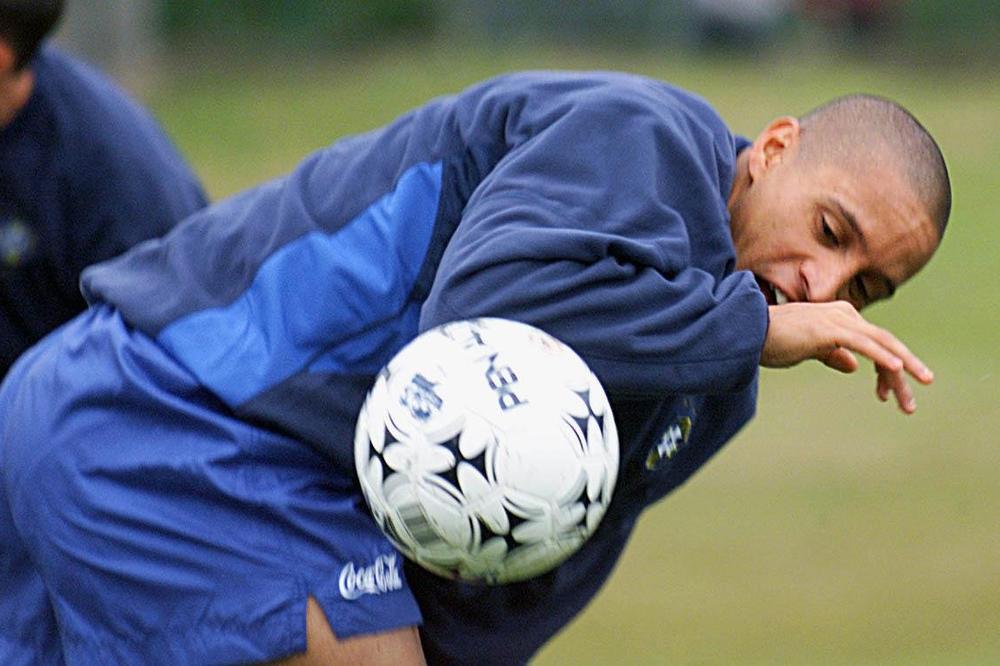 JEDAN OD NAJNEVEROVATNIJIH GOLOVA U ISTORIJI FUDBALA! Pre tačno 24 godine legendarni Roberto Karlos postigao je gol koji ga je LANSIRAO MEĐU ZVEZDE! (VIDEO)