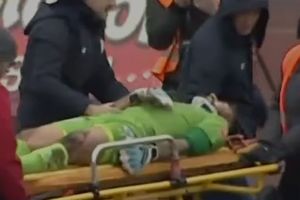 UŽAS U TUZLI: Golman dobio udarac u glavu, pao u nesvest i ostao nepomično da leži! (UZNEMIRUJUĆI VIDEO)