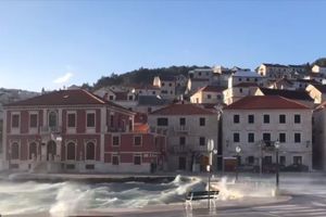 ORKANSKI PAKAO NA JADRANU: U Italiji vetar srušio zid i ubio dva starca, ulice u Splitu zatvorene zbog crepa i stakla koje leti (VIDEO)