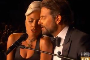 DA SE NAJEŽIŠ! Ledi Gaga i Bredli Kuper na dodeli Oskara uživo u zanosu izveli HIT! TEATAR ZANEMEO, svi su gledali reakciju NJEGOVE ŽENE (VIDEO)