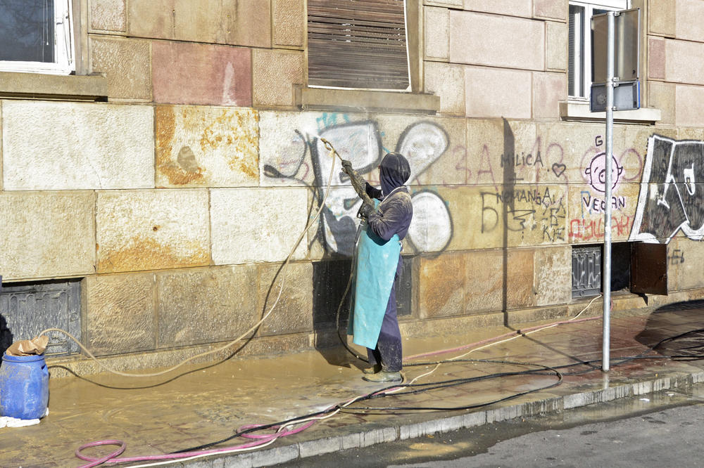 BEOGRAĐANI, VODITE RAČUNA: Ko ne očisti grafit sa zgrade, sledi kazna!