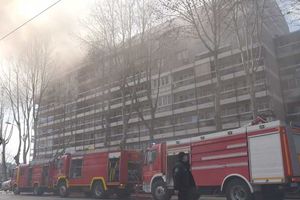 DVOJICA VATROGASACA U BOLNICI, EVAKUISANI STANARI, MEĐU NJIMA I BEBA: Požar kod autobuske stanice u Kragujevcu, izgorela 2 stana (FOTO)