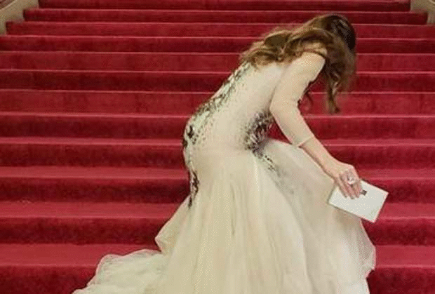 STARLETA ZAMENILA ČUVENU PADAČICU DŽENIFER LORENS: Njenu haljinu su proglasili NAJRUŽNIJOM na Oskaru, a onda je PALA na crvenim tepihu! POJEO JE BLAM! (FOTO)