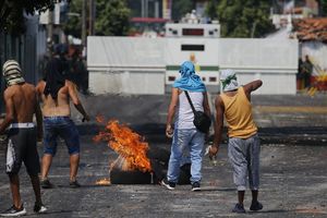 NOVI SUKOBI U VENECUELI: Opozicija zasula Molotovljevim koktelima policiju na granici sa Kolumbijom!