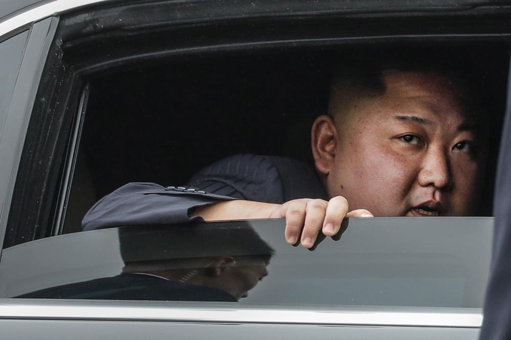 EVO ZAŠTO SU SVI GLEDALI U KIMOVU LIMUZINU: Lider Pjongjanga dovezao se u luksuznom automobilu, ali jedna stvar je svima zapala za oko (FOTO, VIDEO)