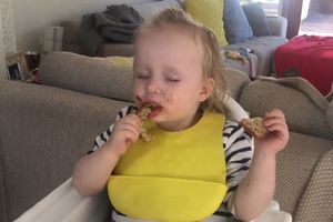 NE SMIRUJE SE NI KADA SPAVA: Devojčica koja u snu jede slatkiše postala hit na internetu, svi ostali u ČUDU! (VIDEO)