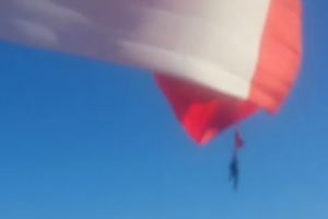 ZASTAVA KAZNILA VOJNIKA: Podigla ga 30 metara u vazduh, zaradio potres mozga (VIDEO)