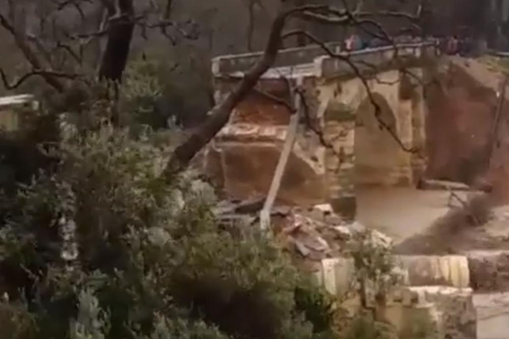 HAOS NA KRITU, KIŠA PADA NEPRESTANO VEĆ 6 DANA: Srušio se most star 110 godina, stradao muškarac (VIDEO)