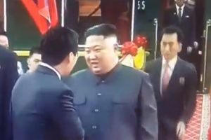 OVAJ ČOVEK IZ KIMOVE PRATNJE JE NAPRAVIO VELIKU GREŠKU: Severnokorejskog lidera svečano dočekali, ali su svi gledali u prevodioca, hoće li zbog ovoga biti ŽESTOKO KAŽNJEN? (VIDEO)
