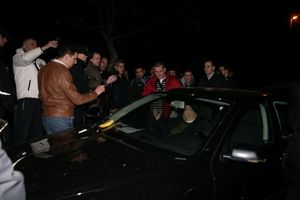 BLOKADA NA DORĆOLU: Policija pokušala da zapleni CarGo vozilo, kolege nisu dale, opkolili inspektorov automobil! (KURIR TV)