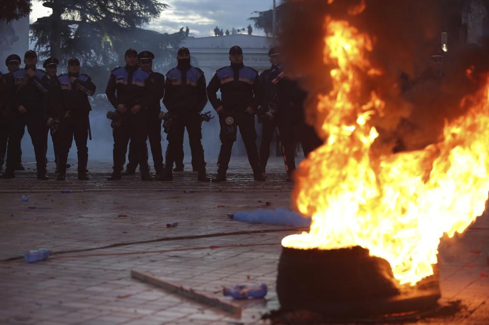 NASTAVLJA SE HAOS U TIRANI: Demonstranti palili gume i baklje oko parlamenta, hteli da prekinu SEDNICU VLADE, ali ih je policija oterala (FOTO)