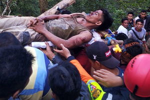 URUŠIO SE RUDNIK ZLATA, ZATRPANO 45 RUDARA: Jedan mrtav! Čuju se glasovi pod zemljom, akcija spasavanja u toku! HOROR U INDONEZIJI! (FOTO, VIDEO)