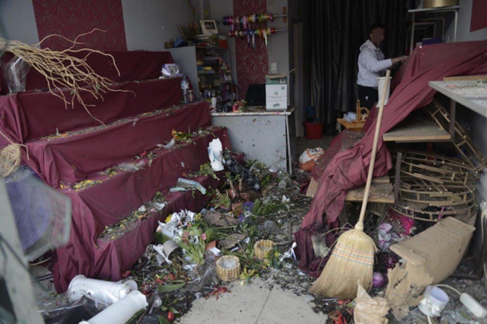 ŠOKANTI DETALJI EKSPLOZIJE U LEŠTANIMA: Dvojica muškaraca razbila izlog cvećare i bacila kašikaru, geleri probili i u drugi lokal (FOTO)