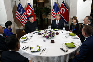 IAKO TRAMP VOLI BRZU HRANU, SAČEKALO GA JE IZNENAĐENJE: Evo šta je sve bilo na meniju na večeri sa Kim Džong-unom (FOTO, VIDEO)