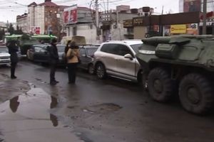 NEZAPAMĆEN LANČANI SUDAR U RUSIJI: 4 automobila se zaglavila između OKLOPNIH TRANSPORTERA, pogledajte neverovatne scene (VIDEO)