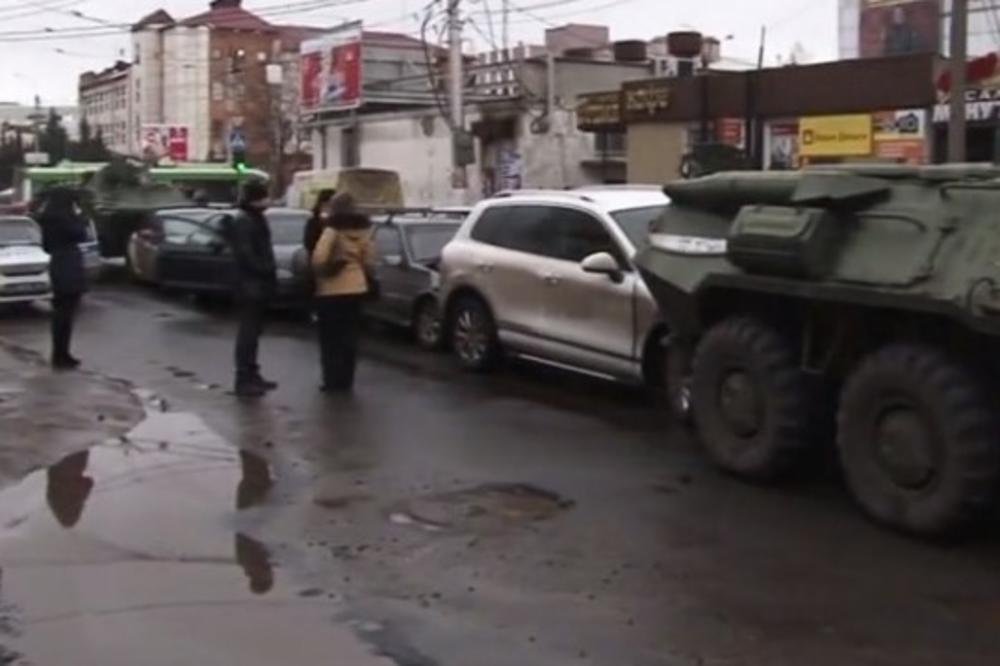 NEZAPAMĆEN LANČANI SUDAR U RUSIJI: 4 automobila se zaglavila između OKLOPNIH TRANSPORTERA, pogledajte neverovatne scene (VIDEO)
