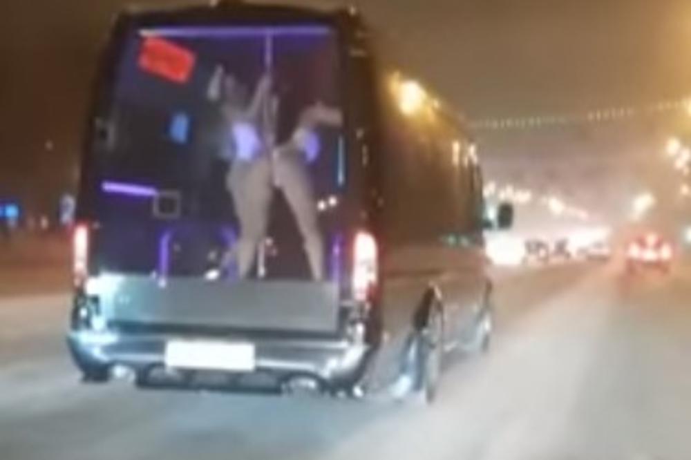 STRIPTIZ NA 4 TOČKA: Vozači u Rusiji ostali šokirani kada su videli šta dve devojke rade u kombiju (VIDEO)