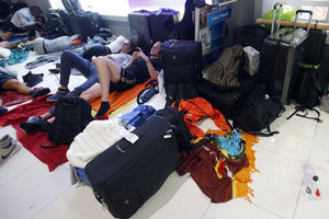 HILJADE LJUDI ZAROBLJENO NA AERODROMU: Pakistan zatvorio nebo, pa tajlandski aerodrom ostao u blokadi! Turisti bez hrane i pića 12 sati čekaju da se vrate u Evropu! (FOTO)