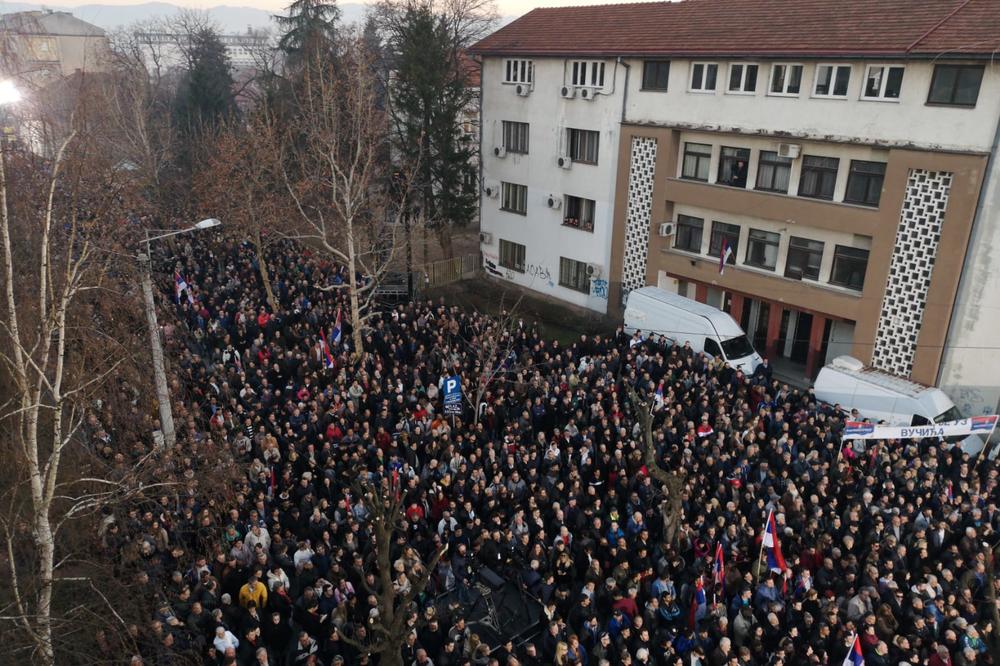 LESKOVAC NA NOGAMA, 10.000 LJUDI IZAŠLO DA PODRŽI VUČIĆA! Predsednik poručio: Ustala je pristojna Srbija, da sačuva svoju zemlju (FOTO)