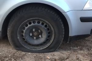 LUDILO U INĐIJI: Probušio gume na više od 70 automobila, kad su ga građani pojurili, skočio u kanal i pobegao