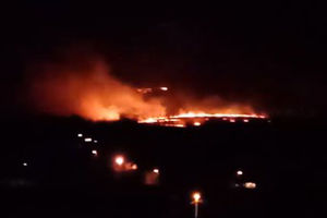 UGROŽENE PLANINSKE KUĆE! BESNI POŽAR KOD ARANĐELOVCA: Gori šuma na području od oko dva kilometra, kamioni gase požar (KURIR TV)