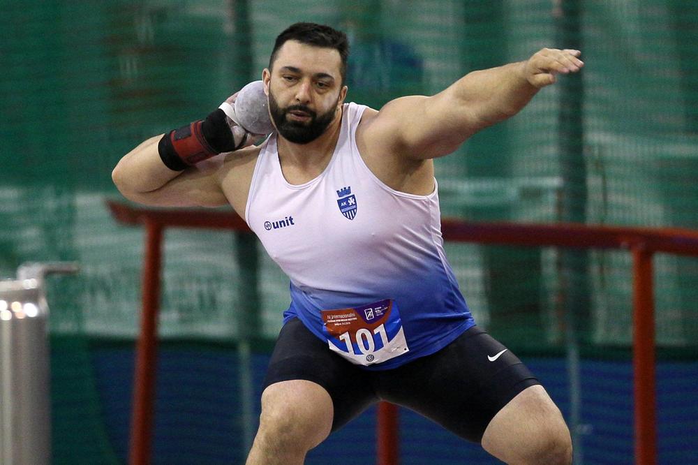 BACIO KUGLU PREKO 21 METAR: Asmir Kolašinac postavio novi rekord Srbije