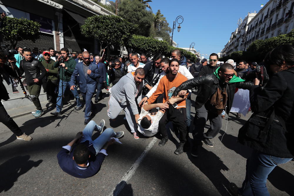 183 LJUDI POVREĐENO NA ANTIVLADINIM PROTESTIMA U ALŽIRU: Najmasovnije demonstracije od Arapskog proleća