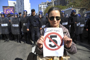 VELIKI NEREDI U ALŽIRU: Građani neće da se predsednik kandiduje i peti put, pa izašli na ulice! Gađali policiju kamenicama, ovi ih zasuli suzavcem (FOTO, VIDEO)