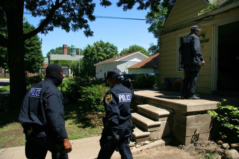 VIŠE POLICAJACA RANJENO U OSTINU: Napadač se zabarikadirao u kuću, otvorio vatru na patrolu
