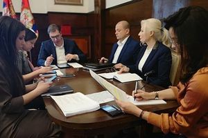 PREDSEDNIK NA INSTAGRAMU: Vučić sa saradnicima odgovara na pitanja građana (FOTO)