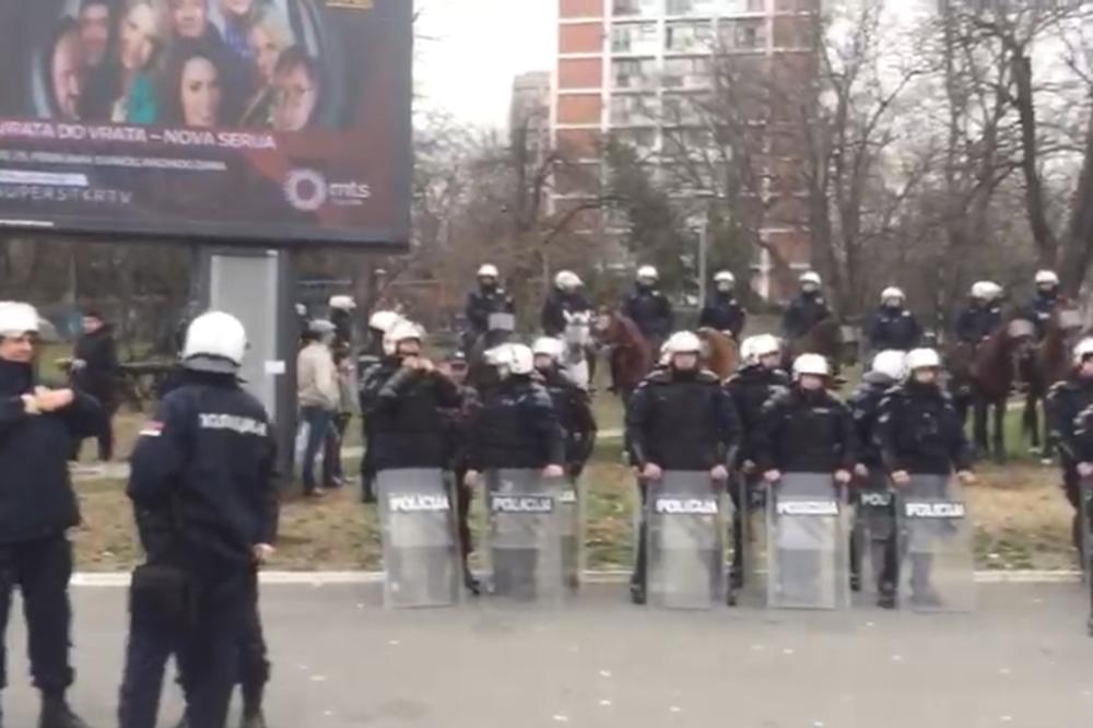 ZAKUVAVA SE ATMOSFERA! Policija okupirala Autokomandu, navijači pristižu u velikom broju! (KURIR TV)