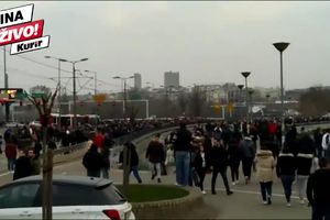 SAOBRAĆAJ ZAUSTAVLJEN ZBOG GROBARA: Nekoliko hiljada ljudi stoji nadomak Autokomande, jer policija sprovodi navijače Partizana (KURIR TV)
