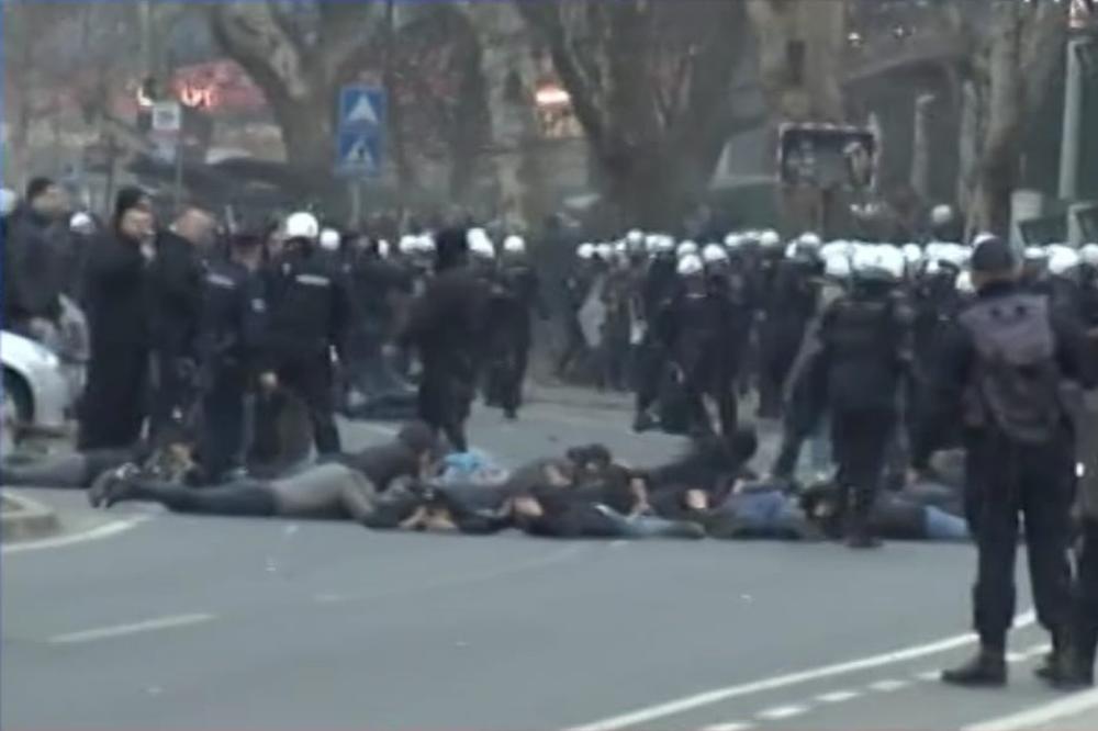 HAOS NA AUTOKOMANDI: Žestok sukob navijača Partizana sa policijom pred derbi na Marakani